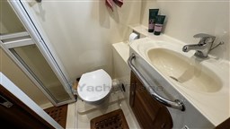 33 Owner cabin head.jpeg