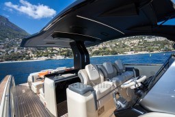 fa27a_xlutz_invictus_yachtside_35_.jpg