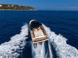 9b555_4zcrv_invictus_yachtside_11_.jpg