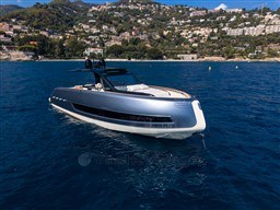 30a8d_hcacq_invictus_yachtside_3_.jpg