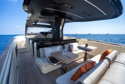 a324f_lb9v1_invictus_yachtside_30_.jpg