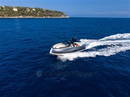 a05e2_hq2cs_invictus_yachtside_13_.jpg