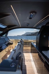 fb421_gdhqo_invictus_yachtside_41_.jpg