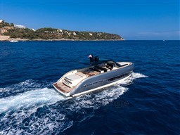 4fd7e_r5yda_invictus_yachtside_10_.jpg