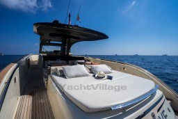 dc626_bik6v_invictus_yachtside_29_.jpg