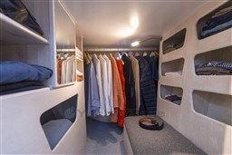 e55bd_xvzfh_25_dressing_in_main_cabin.jpg