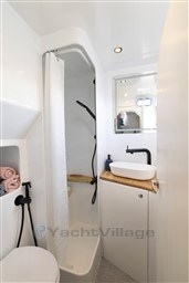 dbe57_ybuvk_27_bathroom_in_main_cabin.jpg