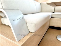 38147_uuyuv_vaan_r5_arm_rest_detail_grande_.jpg
