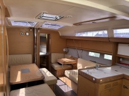 ac606_vvxbf_salon_vue_cote_cabine_babord.jpg