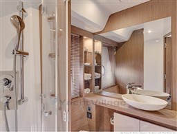 c5240_bjjas_gt_50_douche.jpg