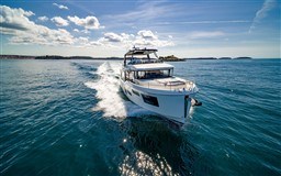 fed90_zzegd_grand-trawler-63-exterior-5_0.jpg