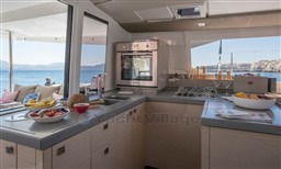 44f3c_kxl8g_astrea-42-fountaine-pajot-sailing-catamarans-img-16.jpg