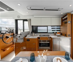 533bc_lnwbz_swift-trawler-37-fly-interior-design-04.jpg