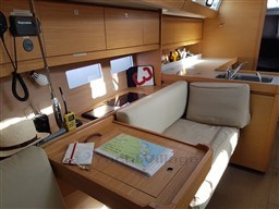 34a86_djg3z_dufour_412_grand_large_cap_med_16.jpg