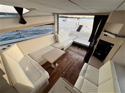 27509_qys8i_17_interieur_carre_table.jpg