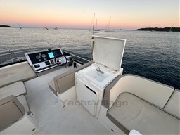 bd905_g38wd_12_flybridge_console_cuisine_ext.jpg