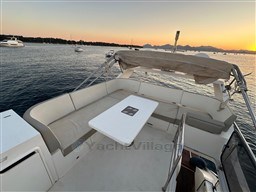 98245_77nfw_10_flybridge_table_banquette.jpg