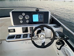 2aabb_qmjyp_15_flybridge_instruments_raymarine.jpg