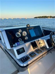 02eb1_uayd3_14_flybridge_console_de_barre.jpg