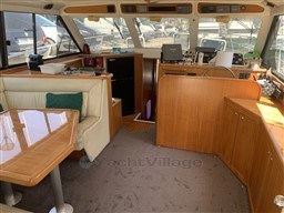 b1134_rsijj_bateau_moteur_riviera_43_fly_cap_med_15.jpg