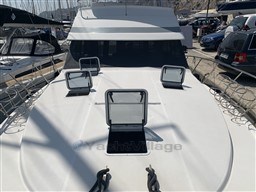c654c_ni8n5_bateau_moteur_riviera_43_fly_cap_med_9.jpg