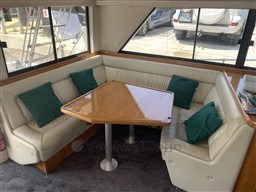4a9ce_zahbv_bateau_moteur_riviera_43_fly_cap_med_17.jpg