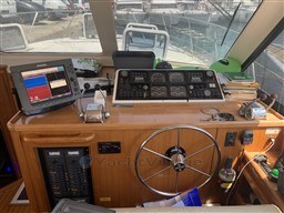7917f_rtfeh_bateau_moteur_riviera_43_fly_cap_med_20.jpg
