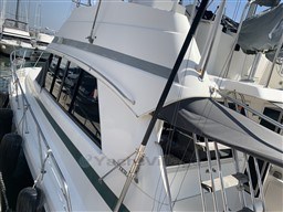 6f555_wstek_bateau_moteur_riviera_43_fly_cap_med_2.jpg