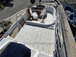 4420b_kjz7x_yacht_sealine_t46_cap_med_13.jpg