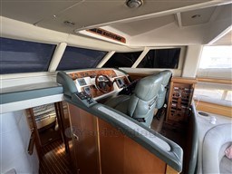 93287_5bb9e_yacht_sealine_t46_cap_med_18.jpg