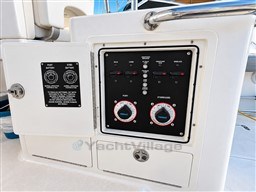 3a6fc_uurve_boston_whaler_205_conquest_cap_med_8.2.jpg