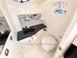 ee835_7gcjt_boston_whaler_205_conquest_cap_med_18.jpg