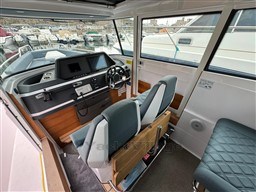 7d15c_m0n65_axopar_28_cabin_cap_med_13.jpg