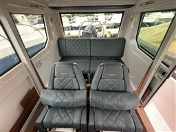 24658_tktqo_axopar_28_cabin_cap_med_18.jpg