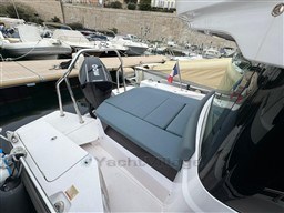 accce_j7nds_axopar_28_cabin_cap_med_6.jpg