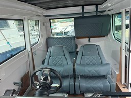 46080_bfb1d_axopar_28_cabin_cap_med_17.jpg