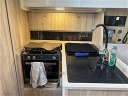 331c4_fhshk_16_cuisine_four_evier_tableau.jpg