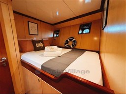 b991c_gnys8_yacht_cyos_cap_med_10.jpg