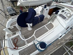 c4c32_rev8r_beneteau_oceanis_423_clipper_cap_med_9.jpg
