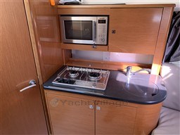 13b1f_ql7pb_bateau_moteur_jeanneau_leader_8_cap-med_17.jpg