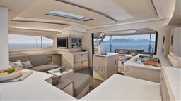 fe766_7ntd1_fountaine_pajot_44_interiors_13.jpg