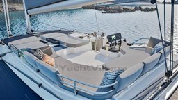 cf6a3_ykapv_fountaine_pajot_44_lounge_deck_02.jpg