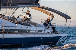 aee81_vg3ez_luxury-sailing-yachts-dufour-470-boat-photo-sail-13.jpg