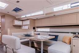 ecb8a_3cqre_luxury-sailing-yachts-dufour-470-boat-photo-interior-2.jpg