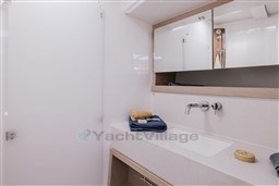 66032_mr5b4_luxury-sailing-yachts-dufour-470-boat-photo-interior-5.jpg
