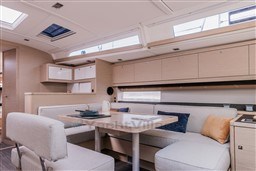 60489_3cqre_luxury-sailing-yachts-dufour-470-boat-photo-interior-2.jpg