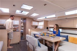 8b134_4jdu9_luxury-sailing-yachts-dufour-470-boat-photo-lifestyle-3.jpg