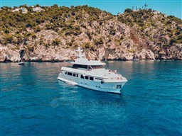27dad_uhopu_explorer92_barcelona_yachting_-_11.jpg