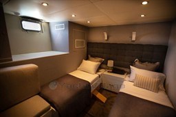 2f92e_0o2xx_explorer92_barcelona_yachting_-_8.jpg