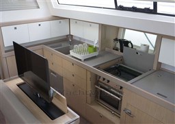 db3f8_ol1mu_beneteau_sense_55_barcelona_yachting_-_22.jpg